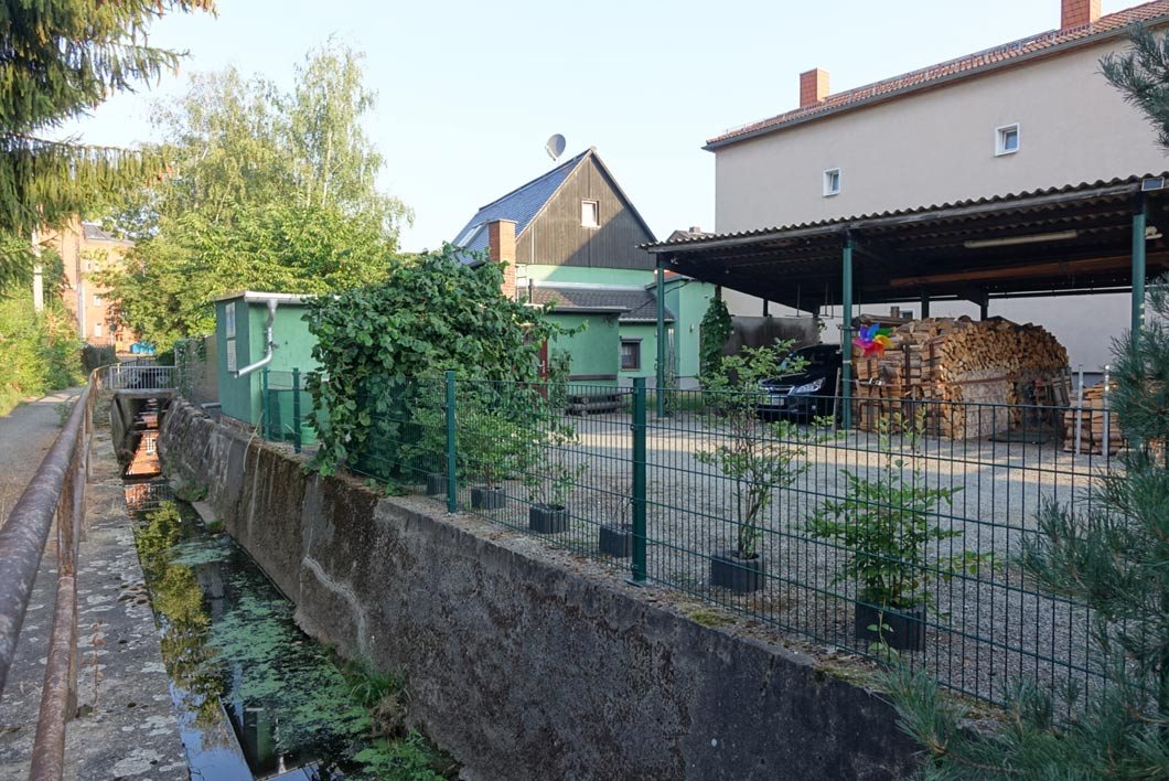 Zaun am Bach